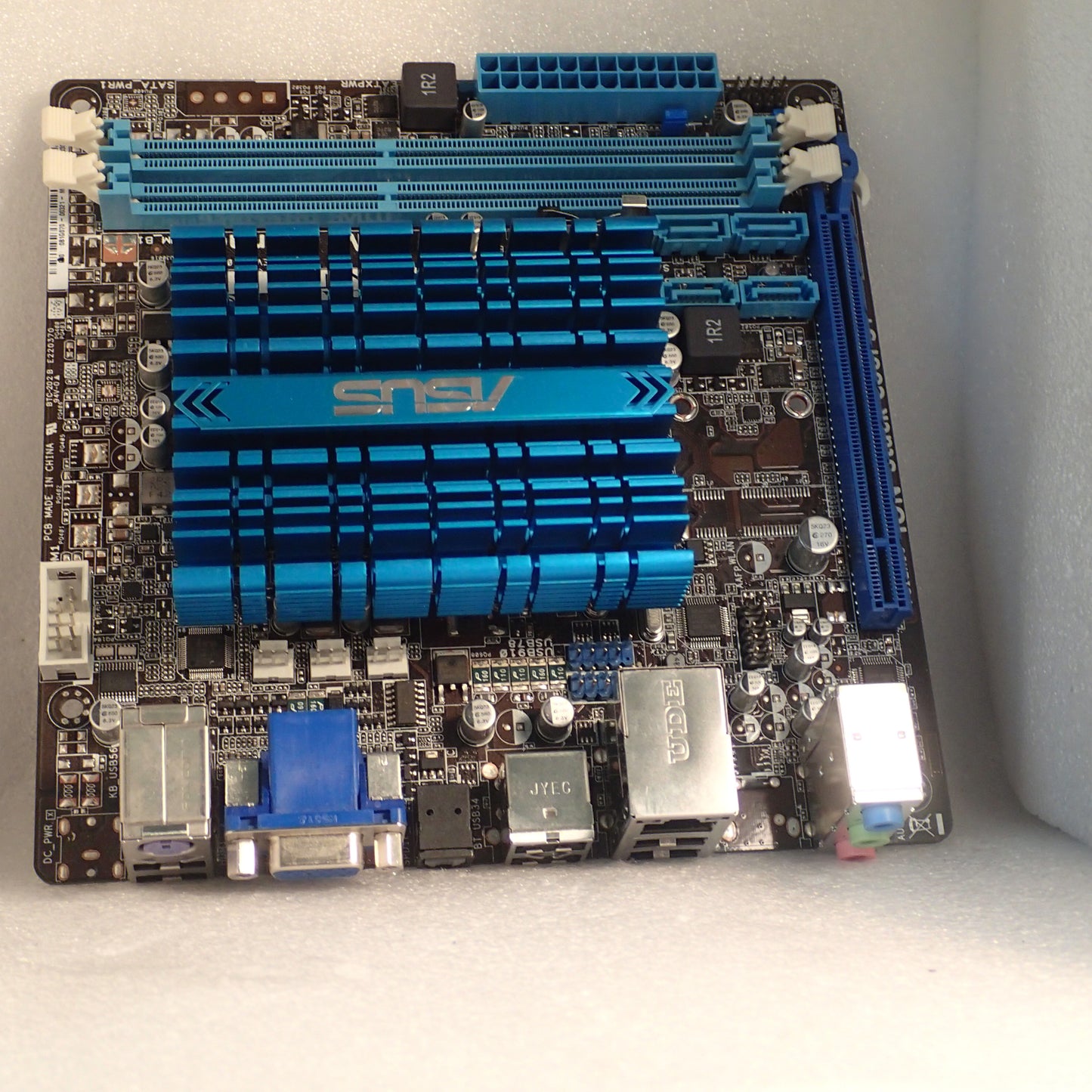 ASRock A330ION Mainboard Mini-ITX mit 8GB RAM und Intel Atom 330